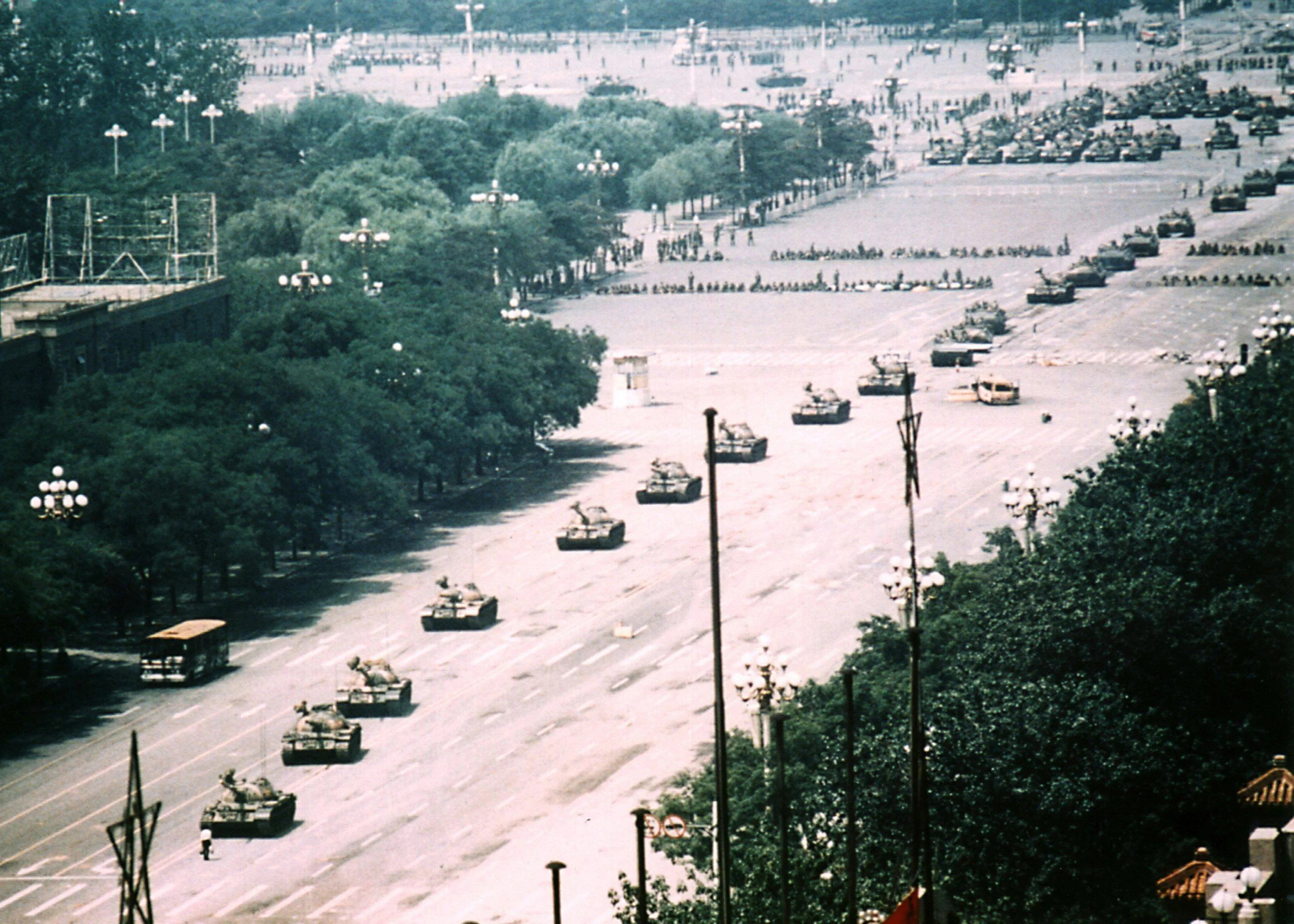 Jeff Widener's photograph of a man standing alone before a line of tanks on Chang'an Avenue near Tiananmen Square